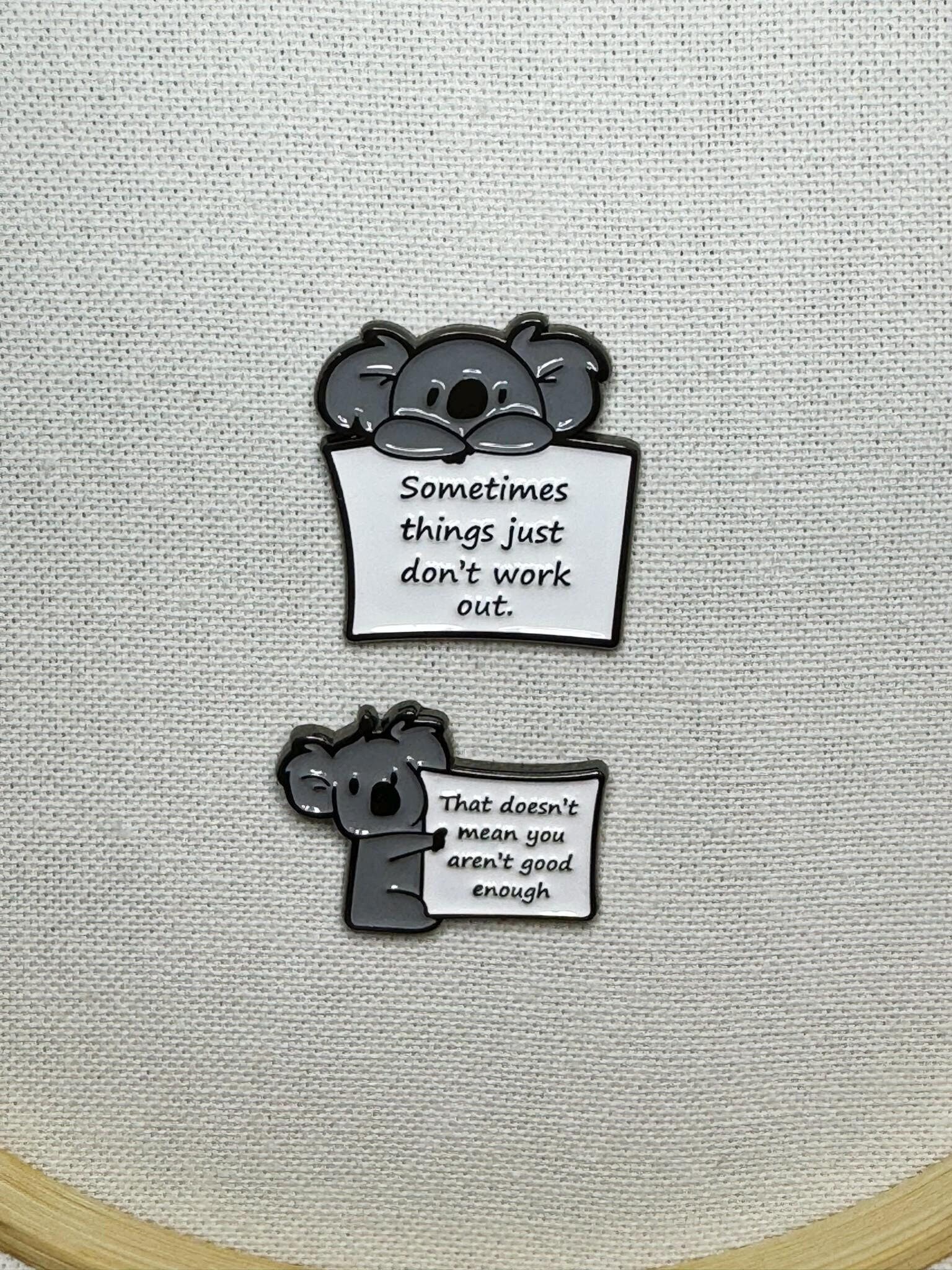 2 Stück Koala Mit Spruch Metall Emaille Pin Anstecker Ausgestattet Anstecknadel Tasche Jacke Rucksack Badge 2 Stück Koala Mit Spruch Metall Emaille Pin Anstecker Ausgestattet Anstecknadel Tasche Jacke Rucksack Badge von CosyIslandLiving
