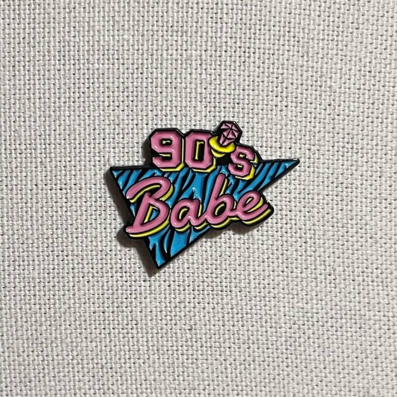90Er Babe Metall Emaille Pin Anstecker Humor Anstecknadel Tasche Rucksack Abzeichen Accessoire von CosyIslandLiving