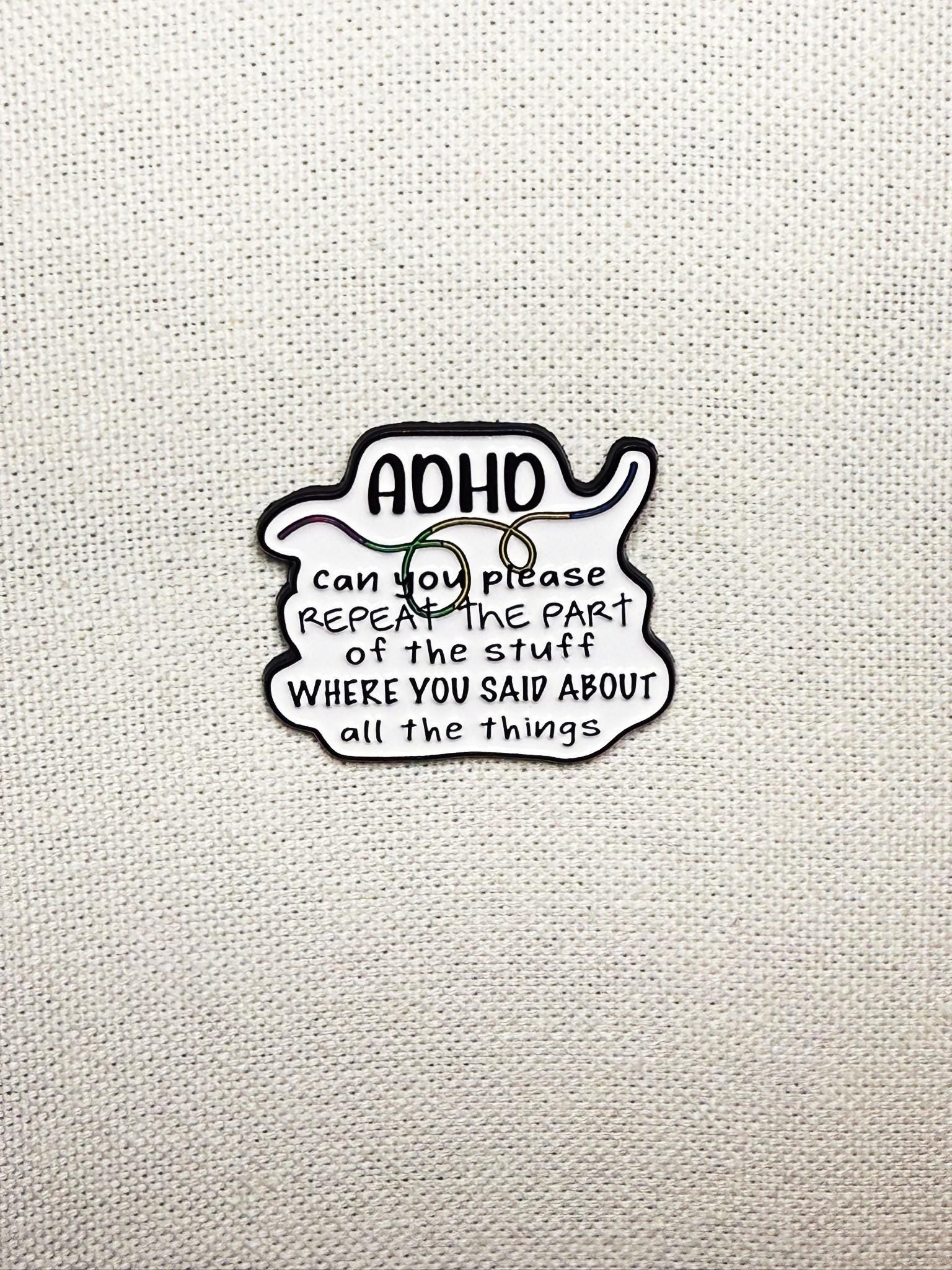 Adhd Kannst Du Bitte Den Teil Des Zeugs Wiederholen, in Dem Über All Die Dinge Gesagt Hast? Metall Emaille Pin Anstecker Tasche Rucksack Badge von CosyIslandLiving