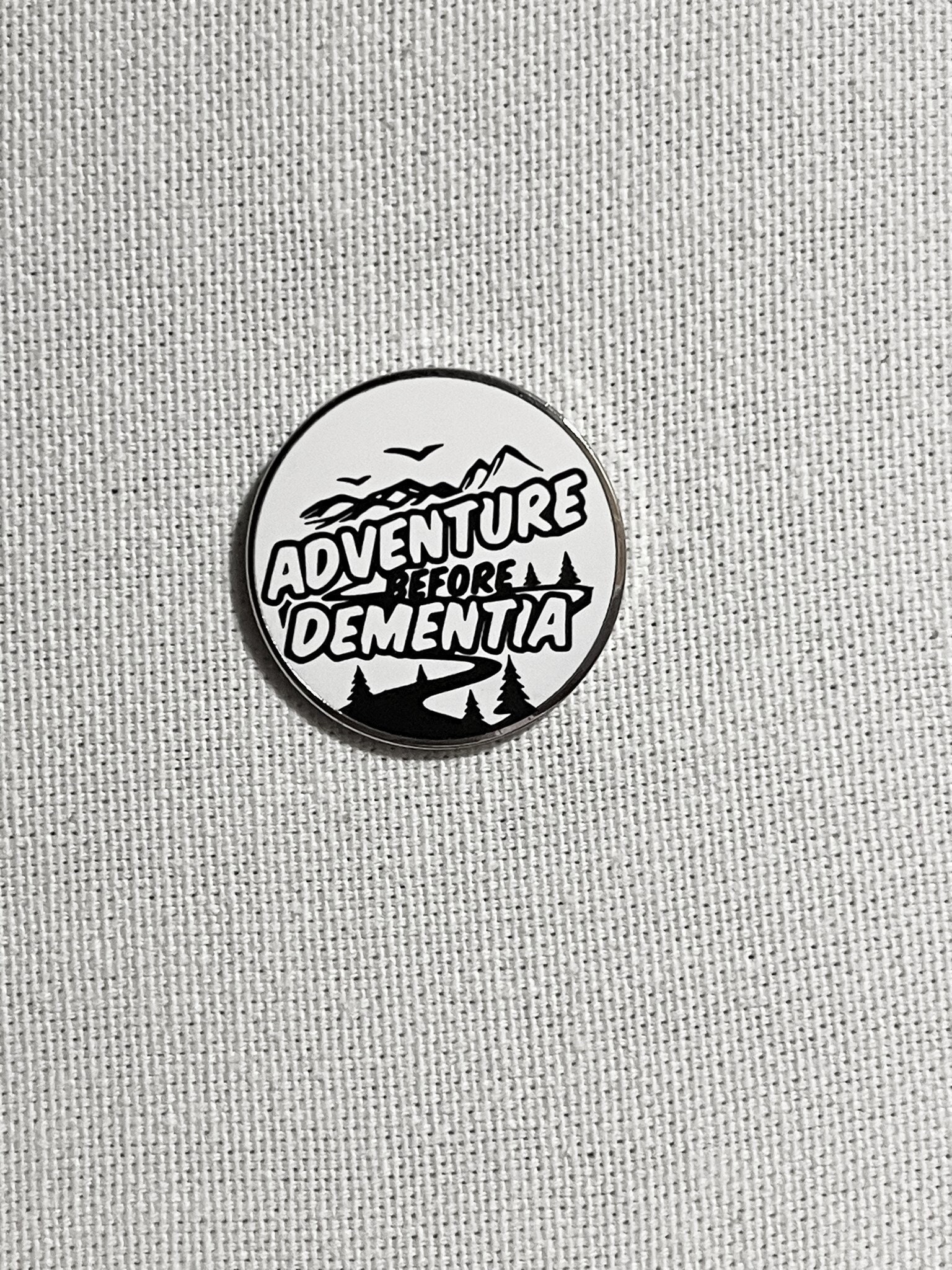 Adventure Bride Metall Emaille Pin Anstecker Road Trip Humor Anstecknadel Tasche Rucksack Abzeichen Accessoire Adventure Bride Metall Emaille Pin Anstecker Road Trip Humor Anstecknadel Tasche Rucksack Abzeichen Accessoire von CosyIslandLiving