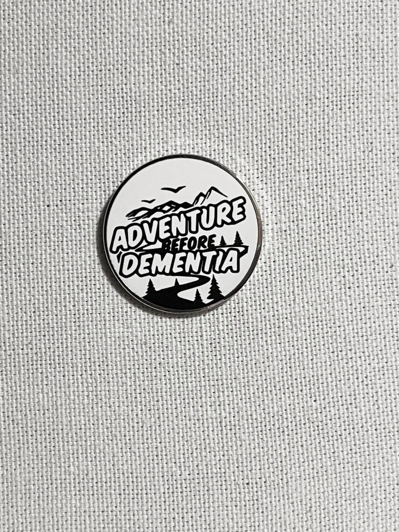 Adventure Bride Metall Emaille Pin Anstecker Road Trip Humor Anstecknadel Tasche Rucksack Abzeichen Accessoire Adventure Bride Metall Emaille Pin Anstecker Road Trip Humor Anstecknadel Tasche Rucksack Abzeichen Accessoire von CosyIslandLiving
