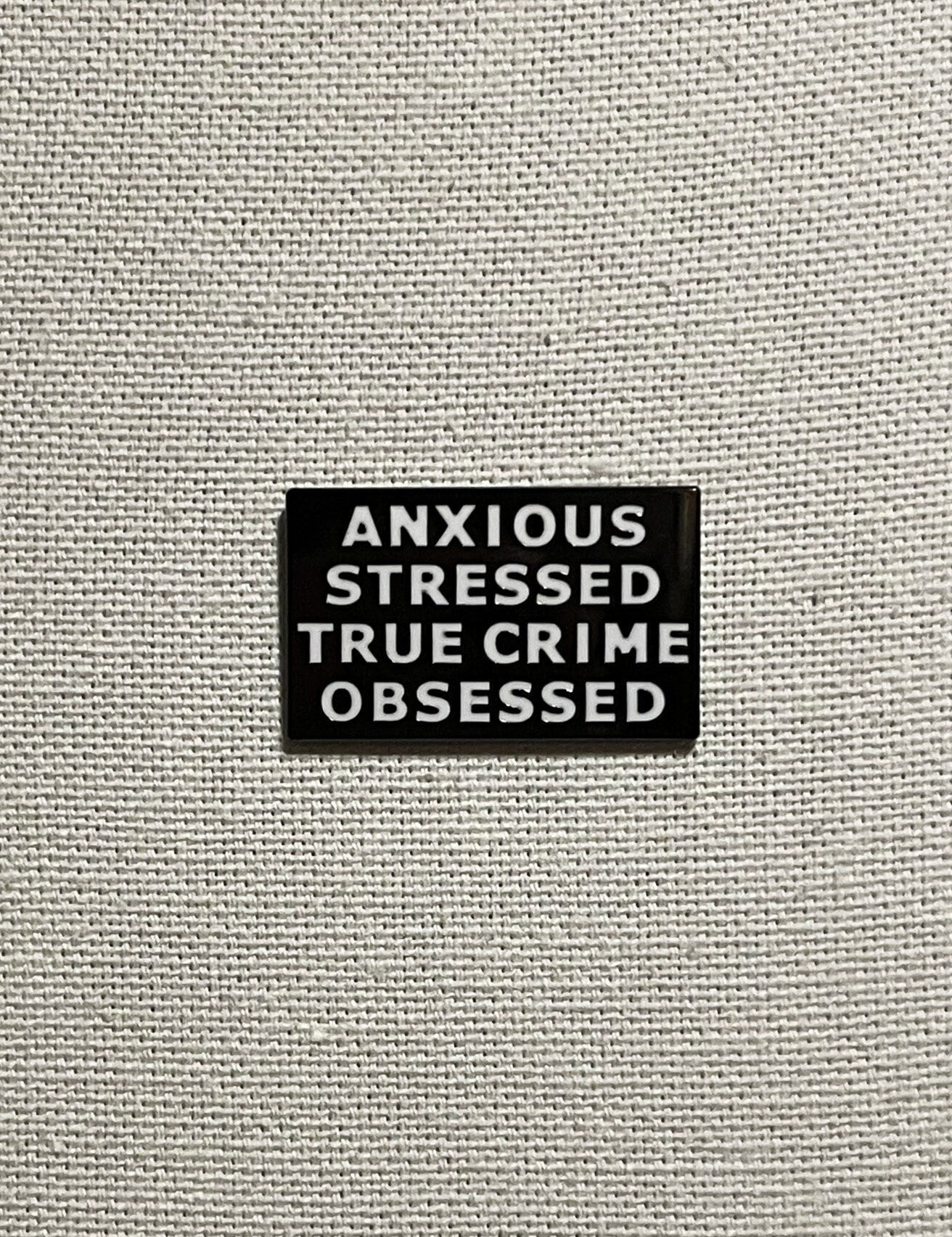 Anxious, Stressed, True Crime Obsessed Metall Emaille Pin Anstecker Anstecknadel Herstellen Tasche Rucksack Badge Accessoire Anxious, Stressed, True Crime Obsessed Metall Emaille Pin Anstecker Anstecknadel Herstellen Tasche Rucksack Badge Accessoire von CosyIslandLiving