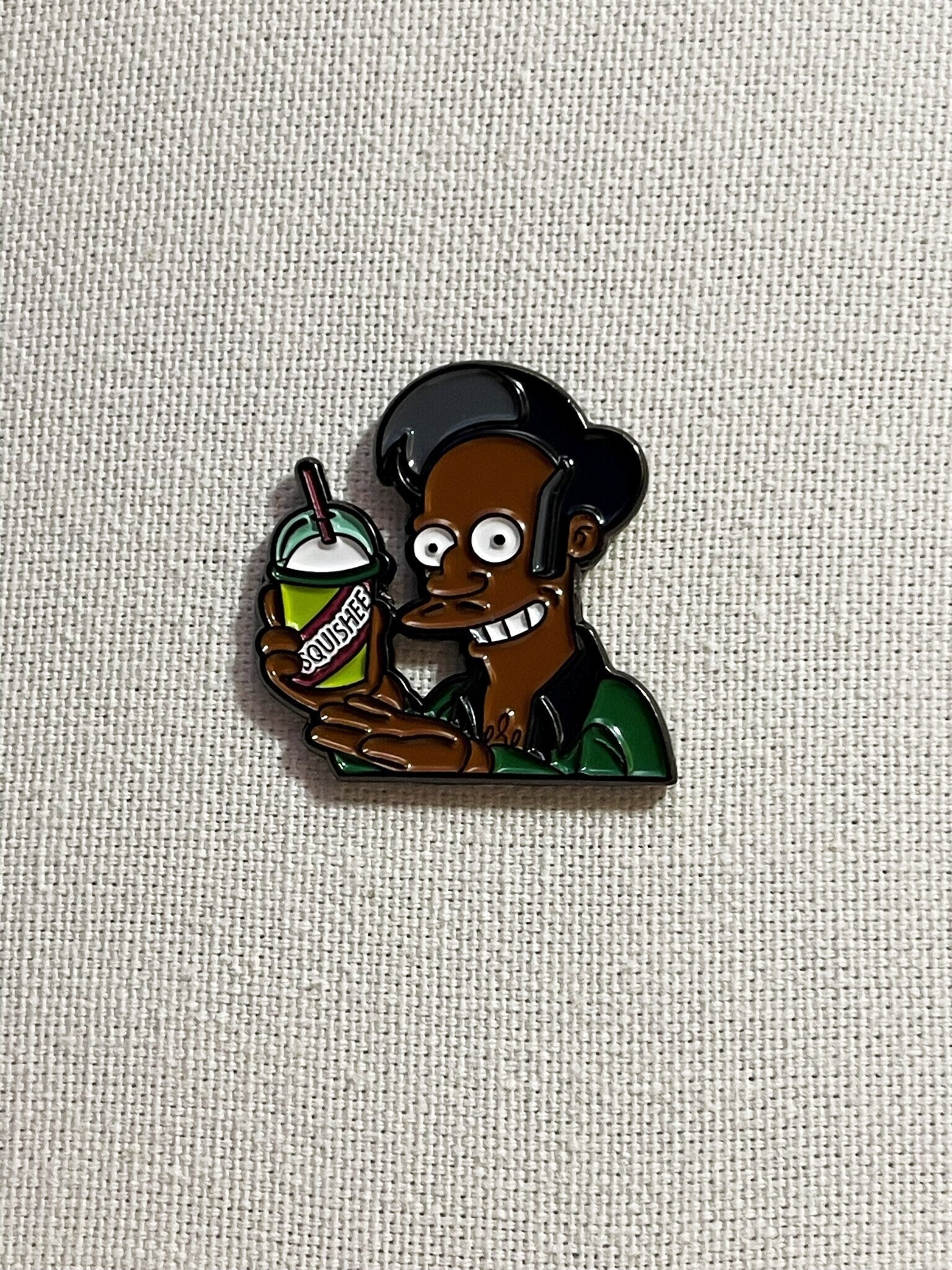 Apu Nahasapeemapetilon Squishee Drink Die Simpsons Metall Emaille Pin Anstecker 90Er Jahre Cartoon Anstecknadel Tasche Rucksack Abzeichen Accessoire Apu Nahasapeemapetilon Squishee Drink Die Simpsons Metall Emaille Pin Anstecker 90Er Jahre Cartoon Anstecknadel Tasche Rucksack Abzeichen Accessoire von CosyIslandLiving