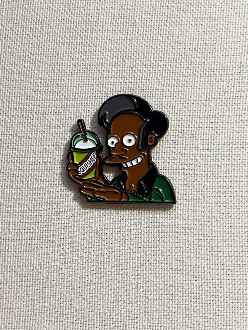 Apu Nahasapeemapetilon Squishee Drink Die Simpsons Metall Emaille Pin Anstecker 90Er Jahre Cartoon Anstecknadel Tasche Rucksack Abzeichen Accessoire Apu Nahasapeemapetilon Squishee Drink Die Simpsons Metall Emaille Pin Anstecker 90Er Jahre Cartoon Anstecknadel Tasche Rucksack Abzeichen Accessoire von CosyIslandLiving