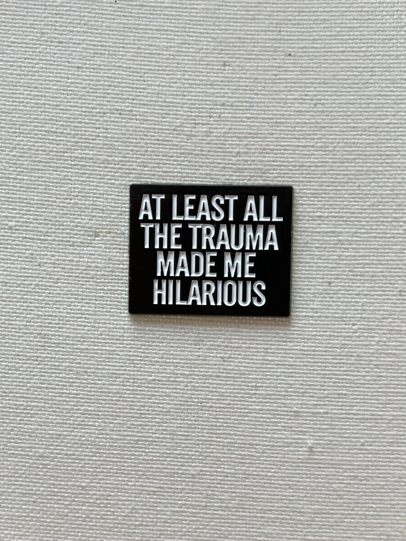 At Least All The Trauma Made Me Hilarious Metall Emaille Pin Anstecker Anstecknadel Tasche Rucksack Abzeichen Accessoire At Least All The Trauma Made Me Hilarious Metall Emaille Pin Anstecker Anstecknadel Tasche Rucksack Abzeichen Accessoire von CosyIslandLiving