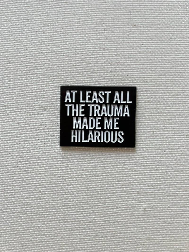At Least All The Trauma Made Me Hilarious Metall Emaille Pin Anstecker Anstecknadel Tasche Rucksack Abzeichen Accessoire von CosyIslandLiving