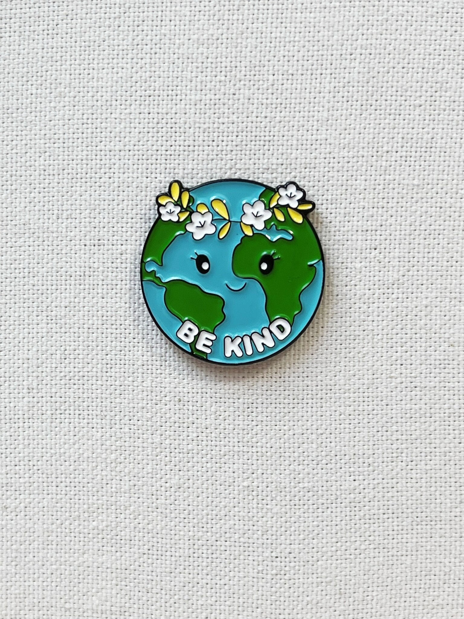 Be Kind Planet Erde Smiley Metall Emaille Pin Anstecker Blumen Blumenkranz Blumenkrone Anstecknadel Tasche Rucksack Abzeichen Accessoire von CosyIslandLiving