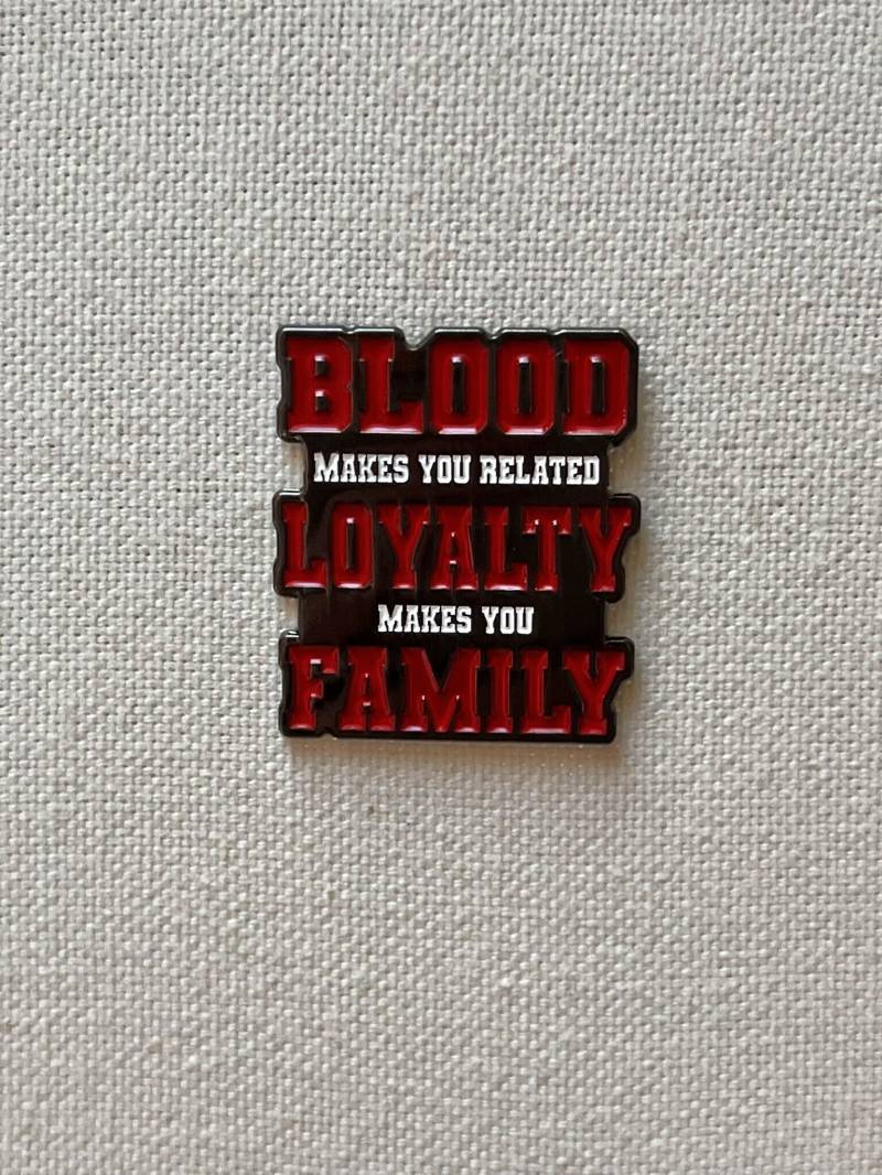 Blutige Treue Macht Deine Familie Metall Emaille Pin Anstecker Anstecknadel Herstellen Tasche Rucksack Abzeichen Accessoire von CosyIslandLiving