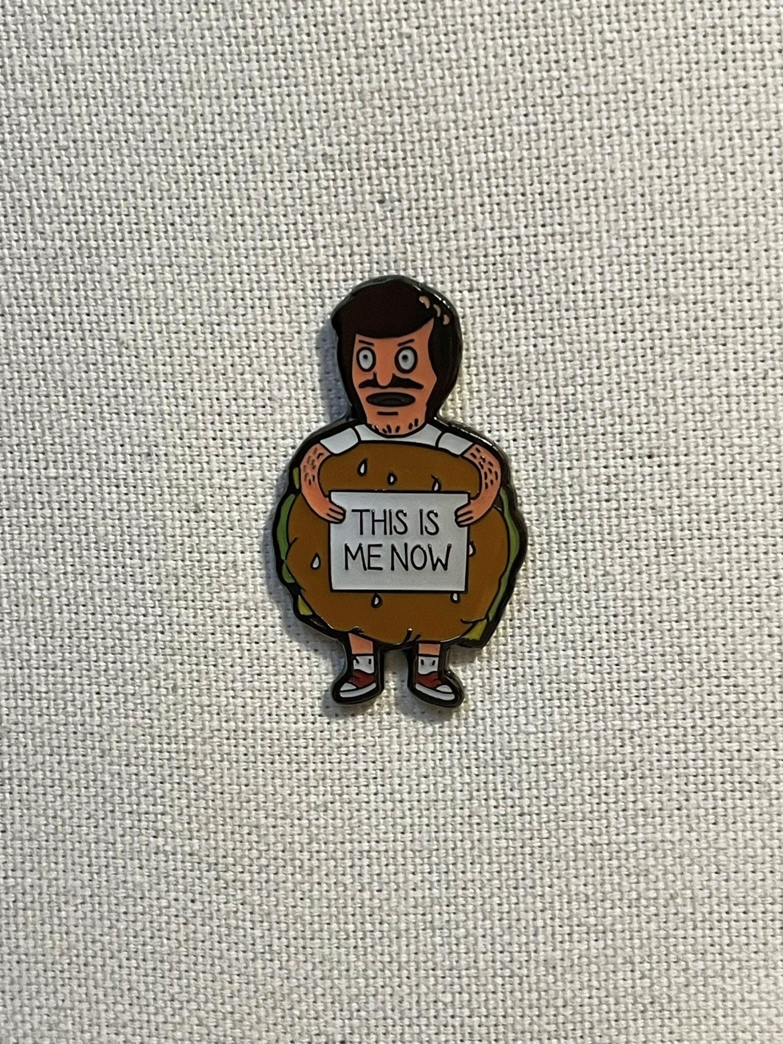 Bob's Burgers - Gene Belcher Mini Bob Burger Kostüm Metall Emaille Pin Anstecker Anstecknadel Tasche Rucksack Abzeichen Accessoire von CosyIslandLiving
