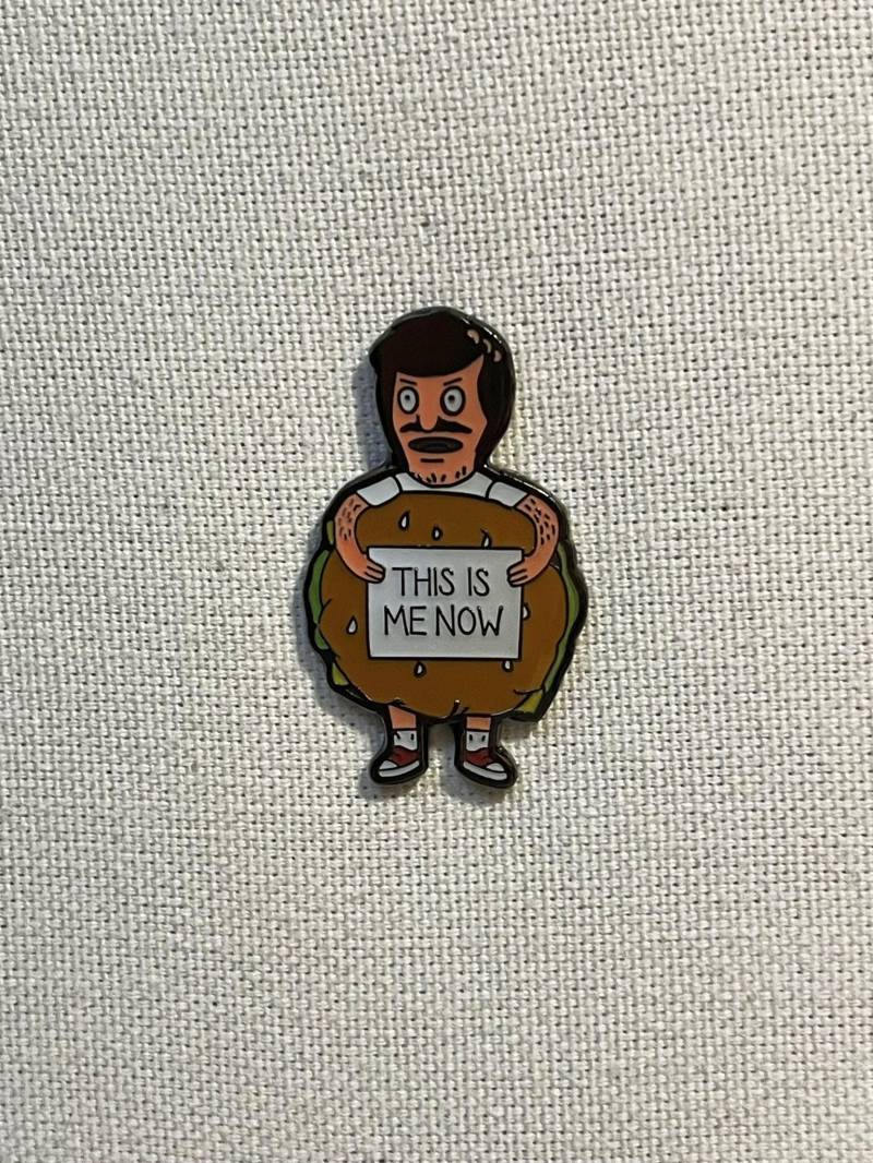 Bob's Burgers - Gene Belcher Mini Bob Burger Kostüm Metall Emaille Pin Anstecker Anstecknadel Tasche Rucksack Abzeichen Accessoire von CosyIslandLiving