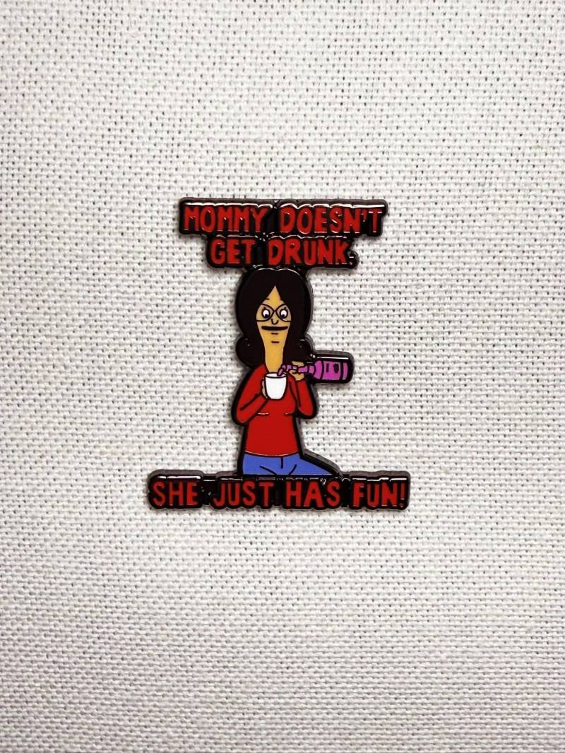Bob's Burgers - Linda Belcher She Just Has Fun Metall Emaille Pin Anstecker Cartoon Anstecknadel Tasche Rucksack Badge von CosyIslandLiving