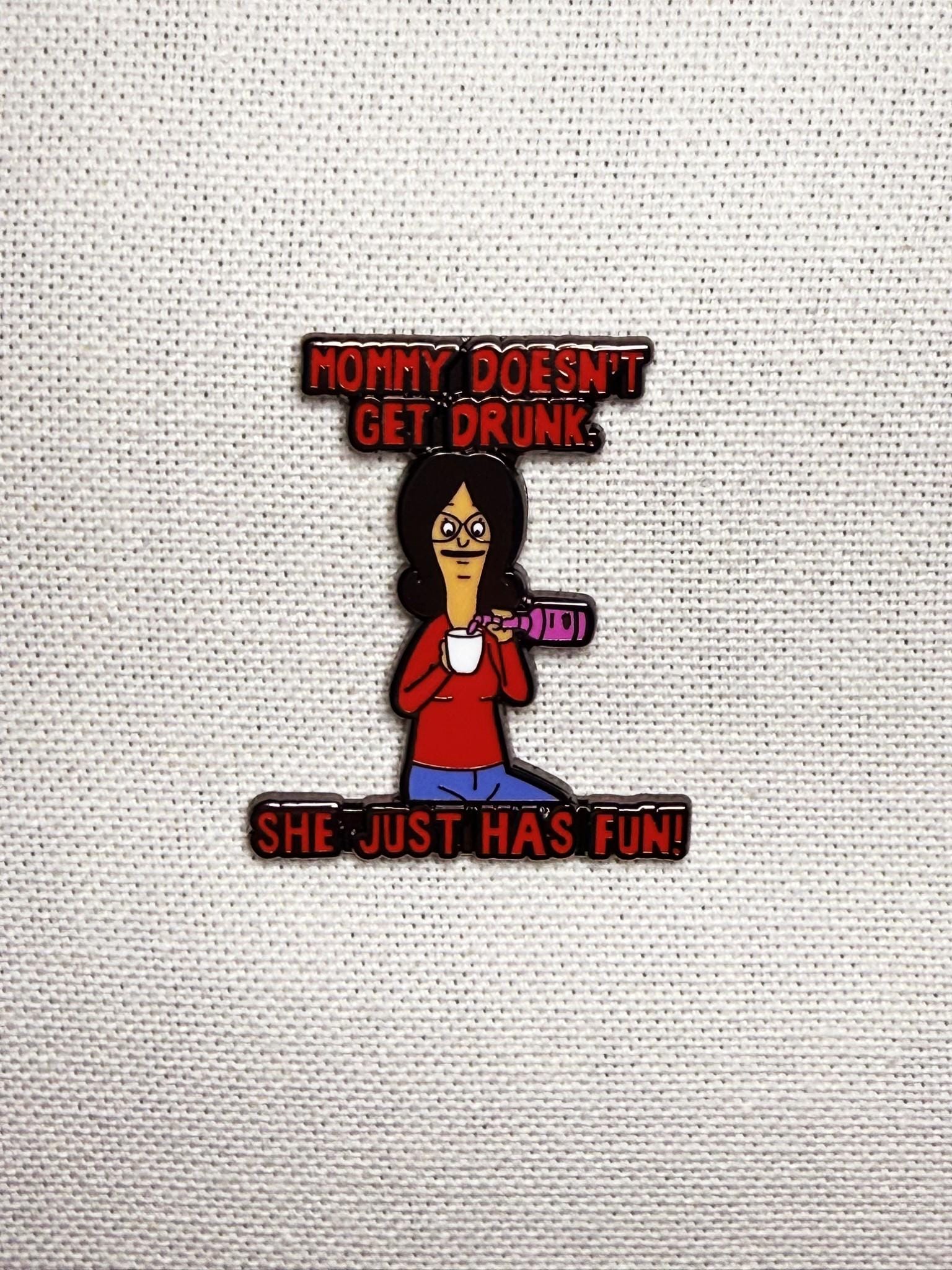 Bob's Burgers - Linda Belcher She Just Has Fun Metall Emaille Pin Anstecker Cartoon Anstecknadel Tasche Rucksack Badge Bob's Burgers - Linda Belcher She Just Has Fun Metall Emaille Pin Anstecker Cartoon Anstecknadel Tasche Rucksack Badge von CosyIslandLiving