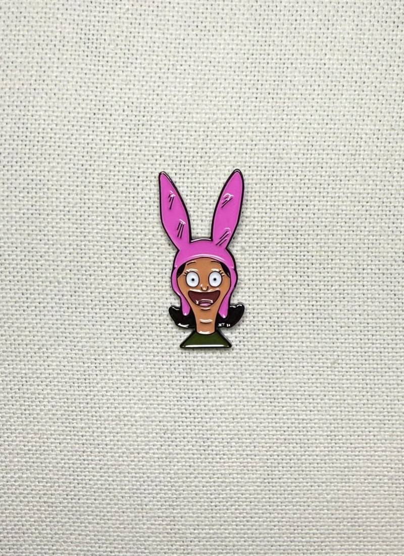 Bob's Burgers - Louise Belcher Metall Emaille Pin Anstecker Ausgestattet Anstecknadel Tasche Rucksack Abzeichen Accessoire Bob's Burgers - Louise Belcher Metall Emaille Pin Anstecker Ausgestattet Anstecknadel Tasche Rucksack Abzeichen Accessoire von CosyIslandLiving
