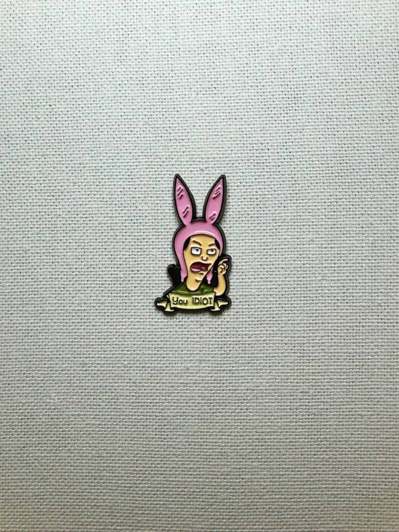 Bob's Burgers - Louise Belcher "You Idiot" Metall Emaille Pin Anstecker Ausgestattet Anstecknadel Tasche Rucksack Badge." Bob's Burgers - Louise Belcher "You Idiot" Metall Emaille Pin Anstecker Ausgestattet Anstecknadel Tasche Rucksack Badge." von CosyIslandLiving