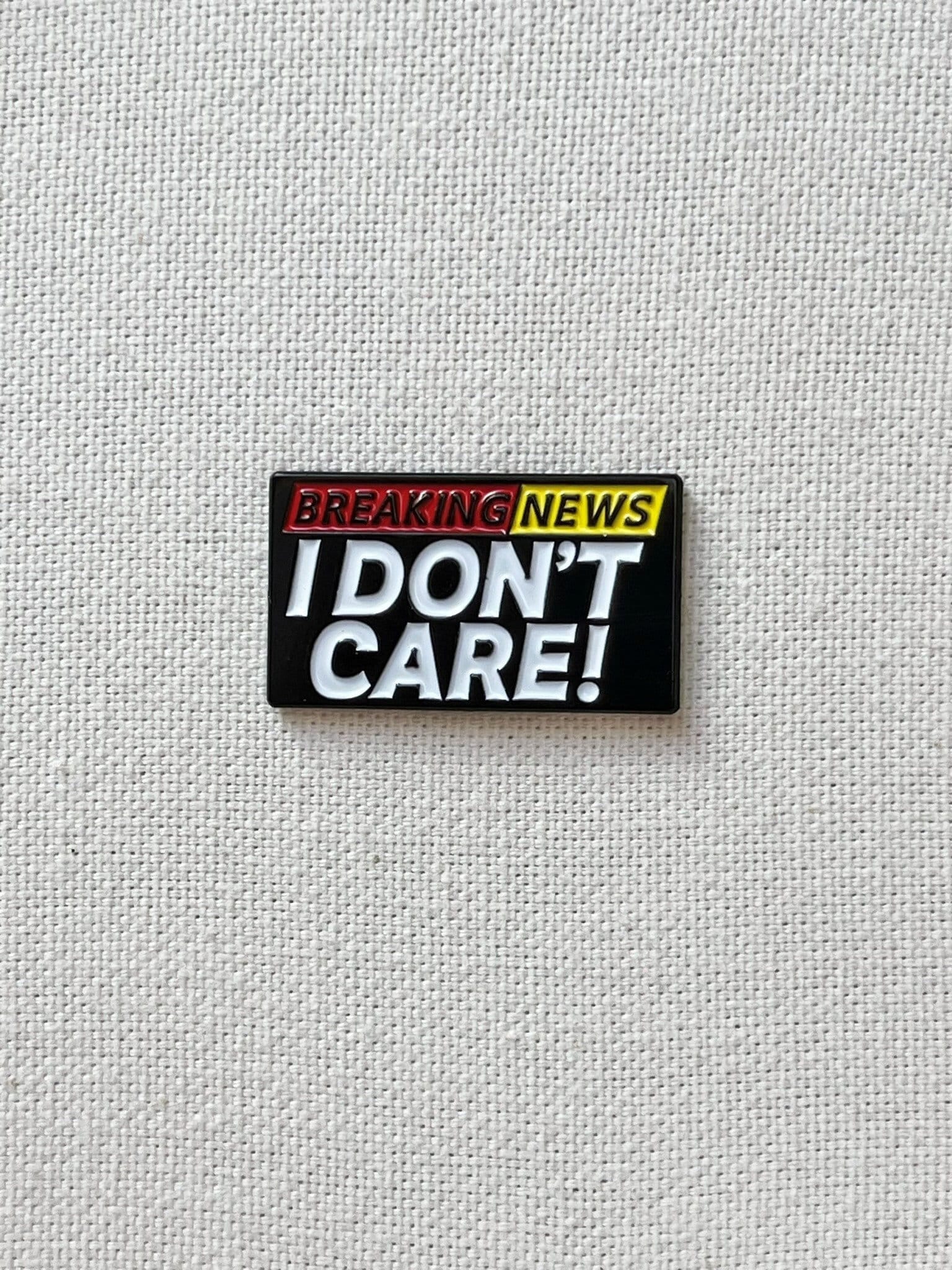 Breaking News I Don't Care Metall Emaille Pin Anstecker Ausgestattet Anstecknadel Tasche Rucksack Badge Accessoire Breaking News I Don't Care Metall Emaille Pin Anstecker Ausgestattet Anstecknadel Tasche Rucksack Badge Accessoire von CosyIslandLiving