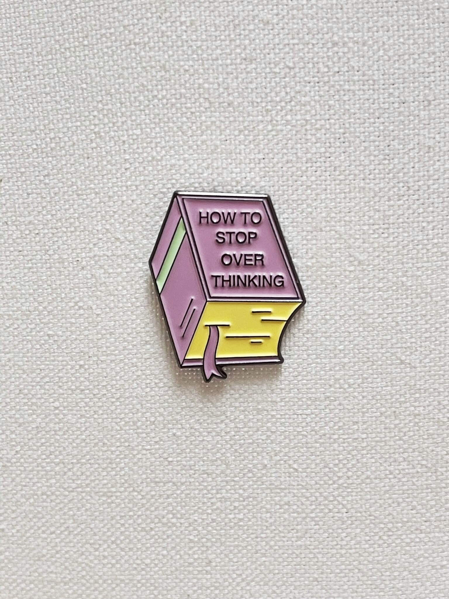 Buch How To Stop Overthinking Metall Emaille Pin Anstecker Ausgestattet Anstecknadel Tasche Rucksack Badge Accessoire Buch How To Stop Overthinking Metall Emaille Pin Anstecker Ausgestattet Anstecknadel Tasche Rucksack Badge Accessoire von CosyIslandLiving
