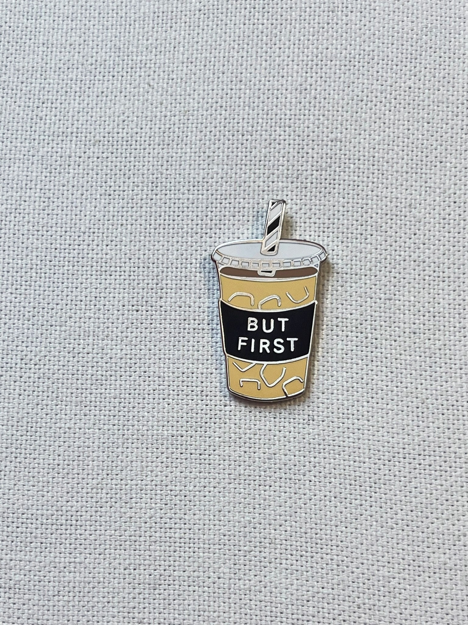 But First - Iced Coffee Eiskaffee To Go Becher Metall Emaille Pin Anstecker Anstecknadel Tasche Rucksack Abzeichen Accessoire von CosyIslandLiving