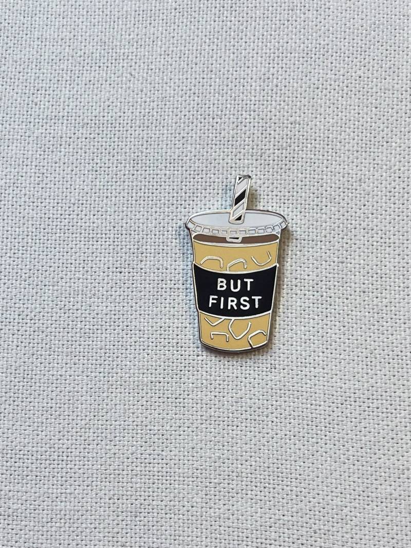 But First - Iced Coffee Eiskaffee To Go Becher Metall Emaille Pin Anstecker Anstecknadel Tasche Rucksack Abzeichen Accessoire But First - Iced Coffee Eiskaffee To Go Becher Metall Emaille Pin Anstecker Anstecknadel Tasche Rucksack Abzeichen Accessoire von CosyIslandLiving