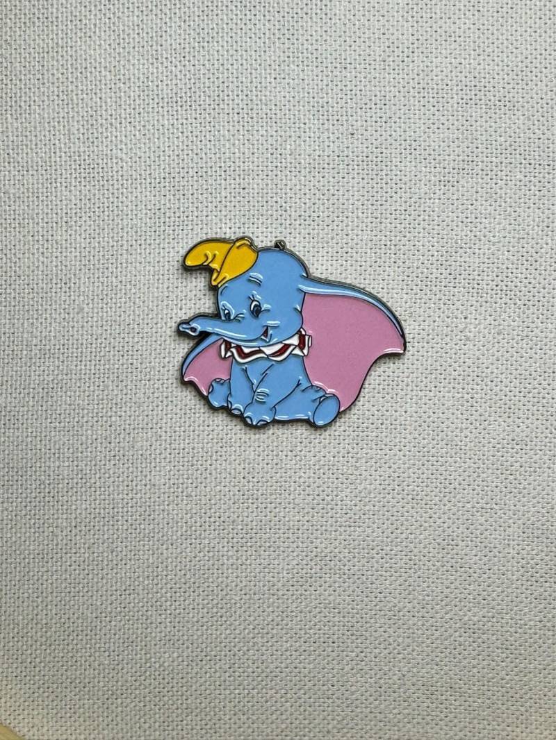 Cartoon Baby Elefant Metall Emaille Pin Anstecker Button Brosche Anstecknadel Tasche Rucksack Jacke Accessoire Cartoon Baby Elefant Metall Emaille Pin Anstecker Button Brosche Anstecknadel Tasche Rucksack Jacke Accessoire von CosyIslandLiving