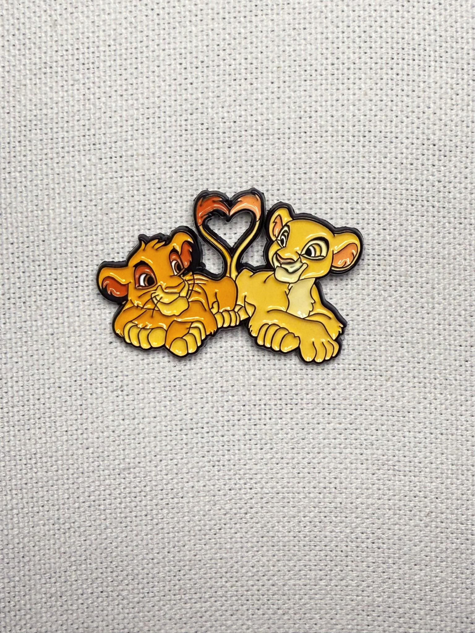 Cartoon Löwe Simba & Nala Emaille Pin Anstecker Anstecknadel Tasche Rucksack Abzeichen Accessoire Cartoon Löwe Simba & Nala Emaille Pin Anstecker Anstecknadel Tasche Rucksack Abzeichen Accessoire von CosyIslandLiving