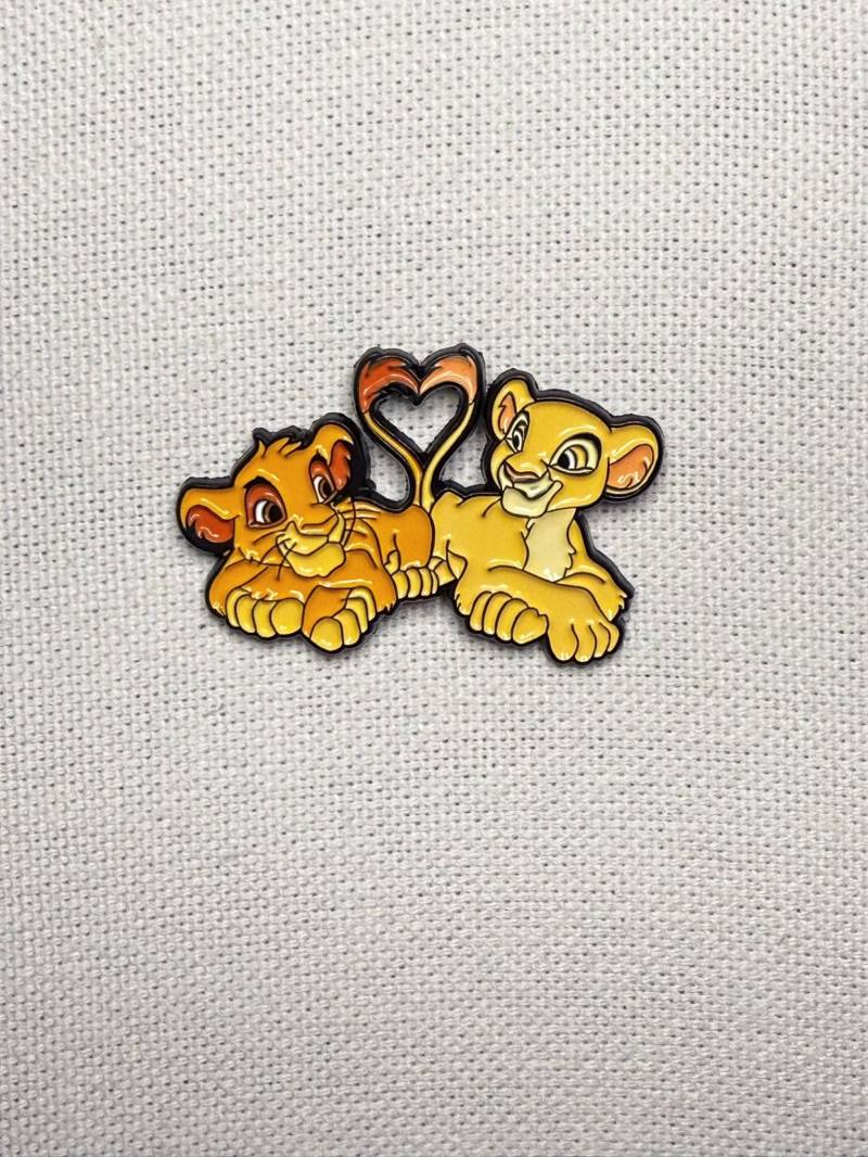 Cartoon Löwe Simba & Nala Emaille Pin Anstecker Anstecknadel Tasche Rucksack Abzeichen Accessoire Cartoon Löwe Simba & Nala Emaille Pin Anstecker Anstecknadel Tasche Rucksack Abzeichen Accessoire von CosyIslandLiving