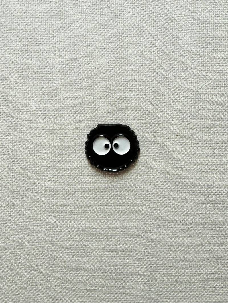 Cute Ruß Kobolde Kleine Susuwatari Rußmännchen Kobold Metall Emaille Pin Anstecker Anstecknadel Jacke Tasche Rucksack Accessoire von CosyIslandLiving