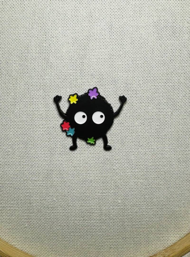 Cute Ruß Kobolde Kleine Susuwatari Rußmännchen Kobold Metall Emaille Pin Anstecker Anstecknadel Jacke Tasche Rucksack Accessoire von CosyIslandLiving