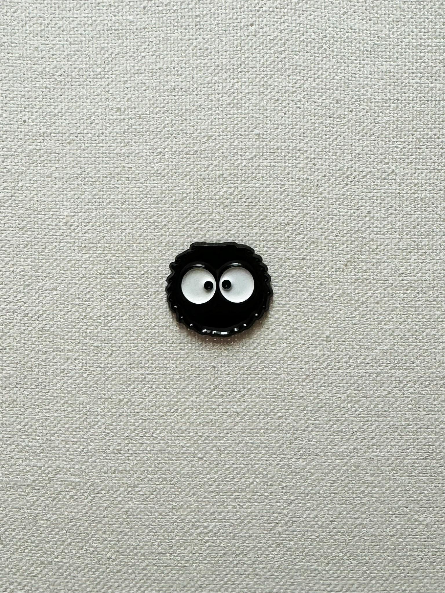 Cute Ruß Kobolde Kleine Susuwatari Rußmännchen Kobold Metall Emaille Pin Anstecker Anstecknadel Jacke Tasche Rucksack Accessoire von CosyIslandLiving