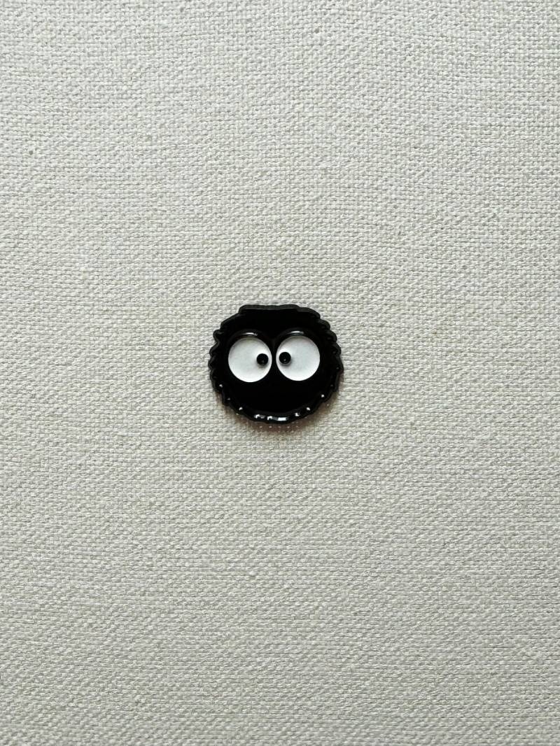 Cute Ruß Kobolde Kleine Susuwatari Rußmännchen Kobold Metall Emaille Pin Anstecker Anstecknadel Jacke Tasche Rucksack Accessoire von CosyIslandLiving