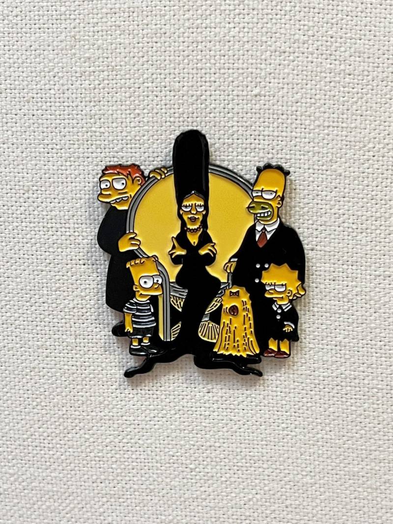 Die Simpsons Addams Family Crossover Metall Emaille Pin Anstecker Anstecknadel Tasche Rucksack Abzeichen Accessoire von CosyIslandLiving