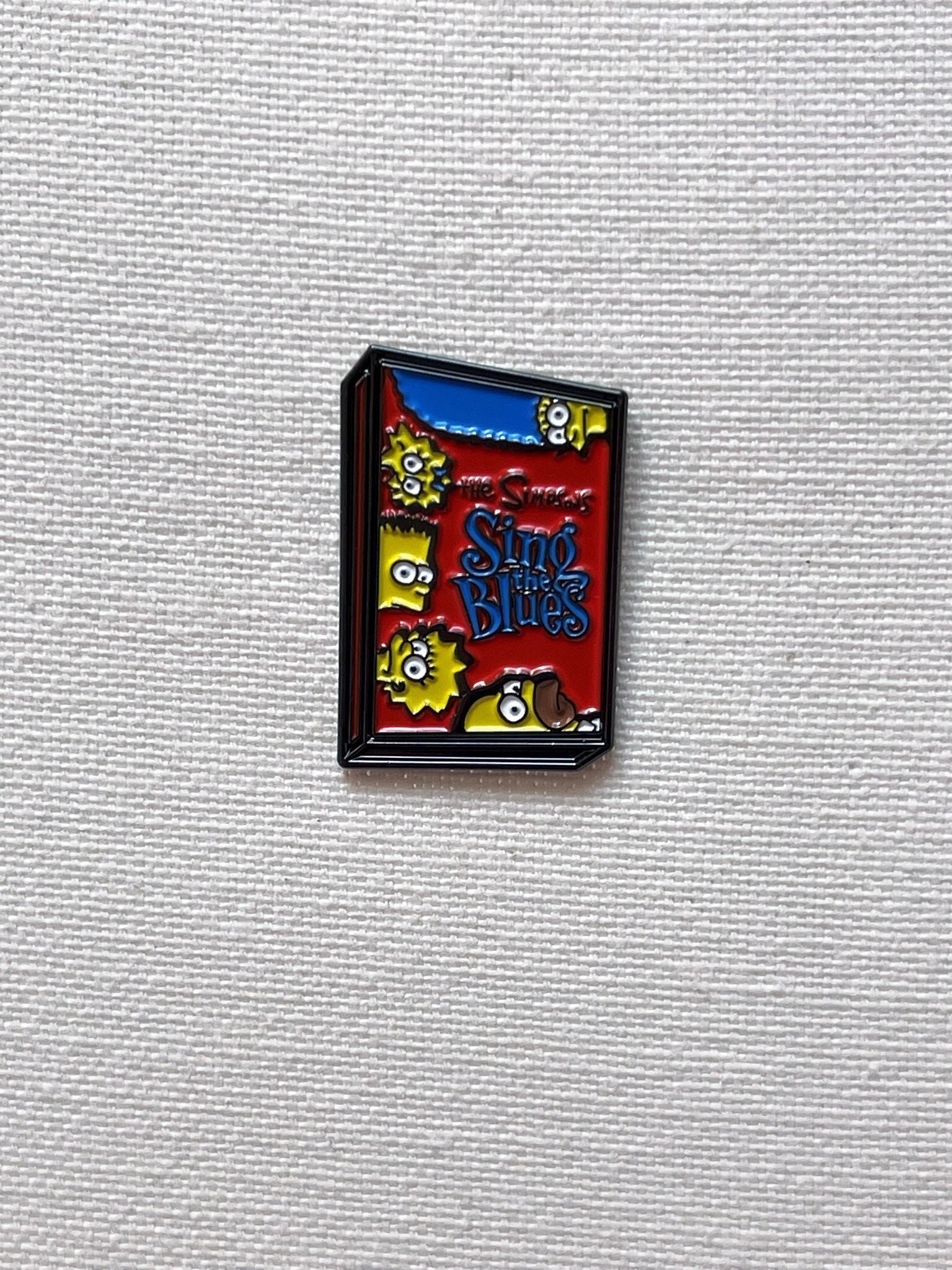 Die Simpsons Sing The Blues Kassette Metall Emaille Pin Anstecker Anstecknadel Tasche Rucksack Abzeichen Accessoires Die Simpsons Sing The Blues Kassette Metall Emaille Pin Anstecker Anstecknadel Tasche Rucksack Abzeichen Accessoires von CosyIslandLiving