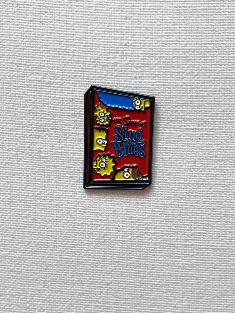 Die Simpsons Sing The Blues Kassette Metall Emaille Pin Anstecker Anstecknadel Tasche Rucksack Abzeichen Accessoires Die Simpsons Sing The Blues Kassette Metall Emaille Pin Anstecker Anstecknadel Tasche Rucksack Abzeichen Accessoires von CosyIslandLiving