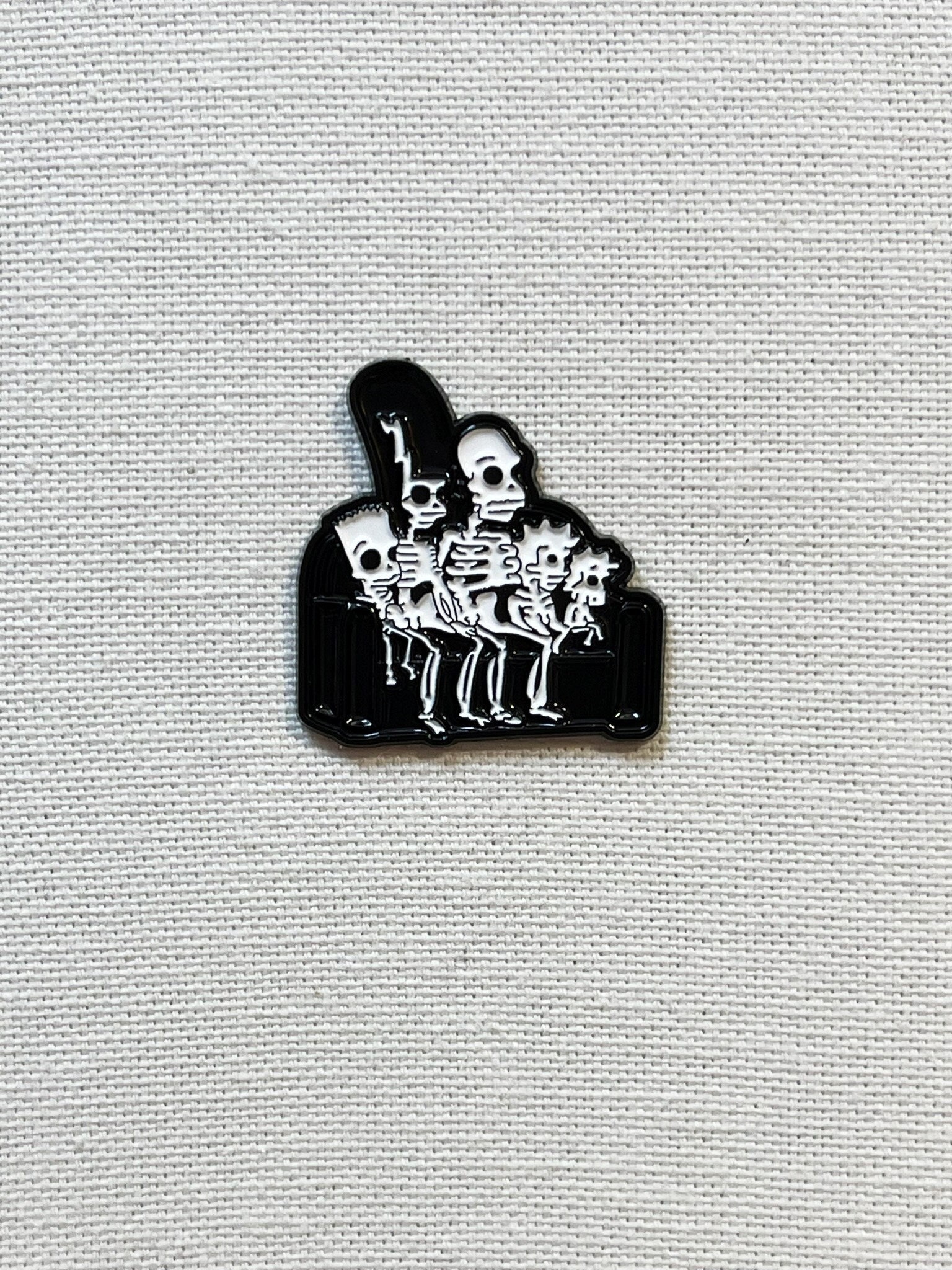 Die Simpsons Skelett Familie Metall Emaille Pin Anstecker Couch Knebel Anstecknadel Tasche Rucksack Abzeichen Accessoire Die Simpsons Skelett Familie Metall Emaille Pin Anstecker Couch Knebel Anstecknadel Tasche Rucksack Abzeichen Accessoire von CosyIslandLiving