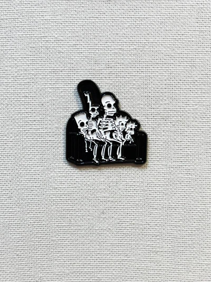 Die Simpsons Skelett Familie Metall Emaille Pin Anstecker Couch Knebel Anstecknadel Tasche Rucksack Abzeichen Accessoire Die Simpsons Skelett Familie Metall Emaille Pin Anstecker Couch Knebel Anstecknadel Tasche Rucksack Abzeichen Accessoire von CosyIslandLiving