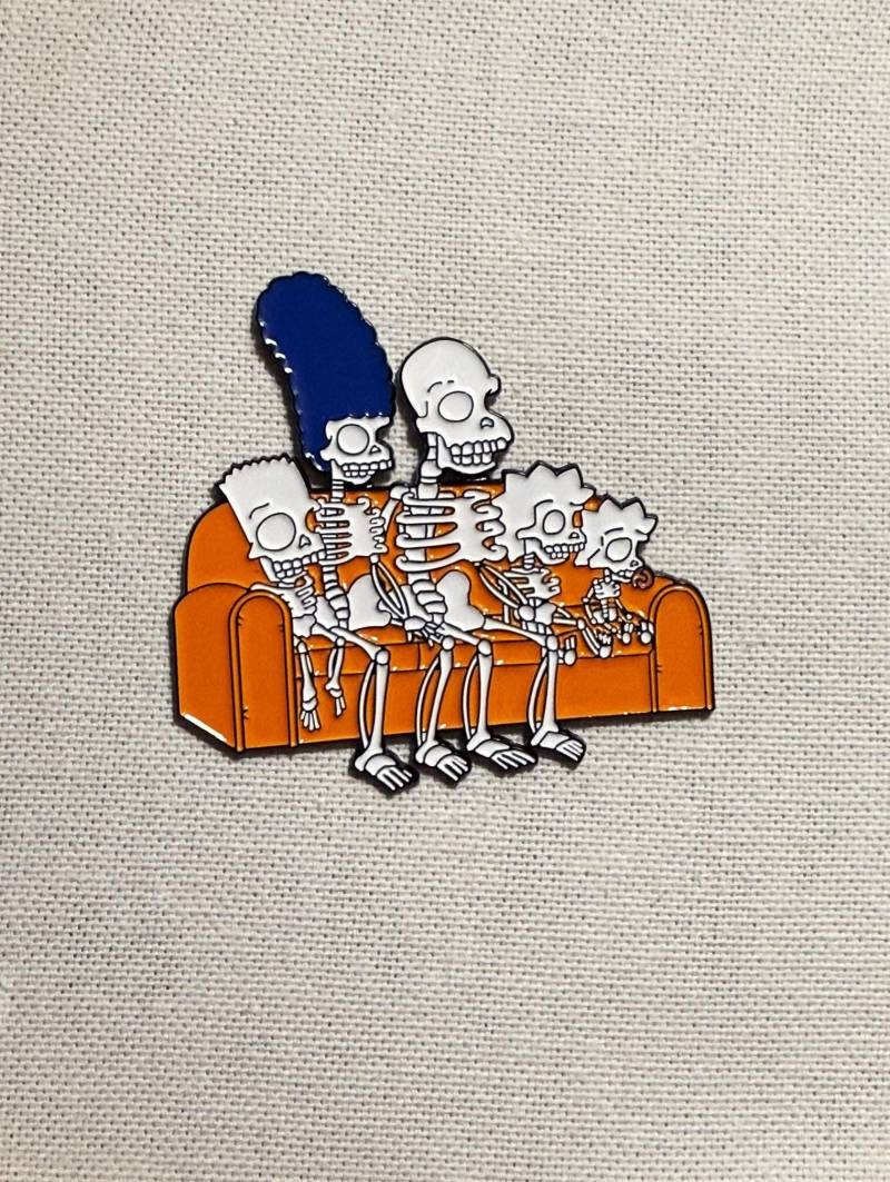 Die Simpsons Skelett Familie Metall Emaille Pin Anstecker Couch Knebel Anstecknadel Tasche Rucksack Abzeichen Accessoire Die Simpsons Skelett Familie Metall Emaille Pin Anstecker Couch Knebel Anstecknadel Tasche Rucksack Abzeichen Accessoire von CosyIslandLiving