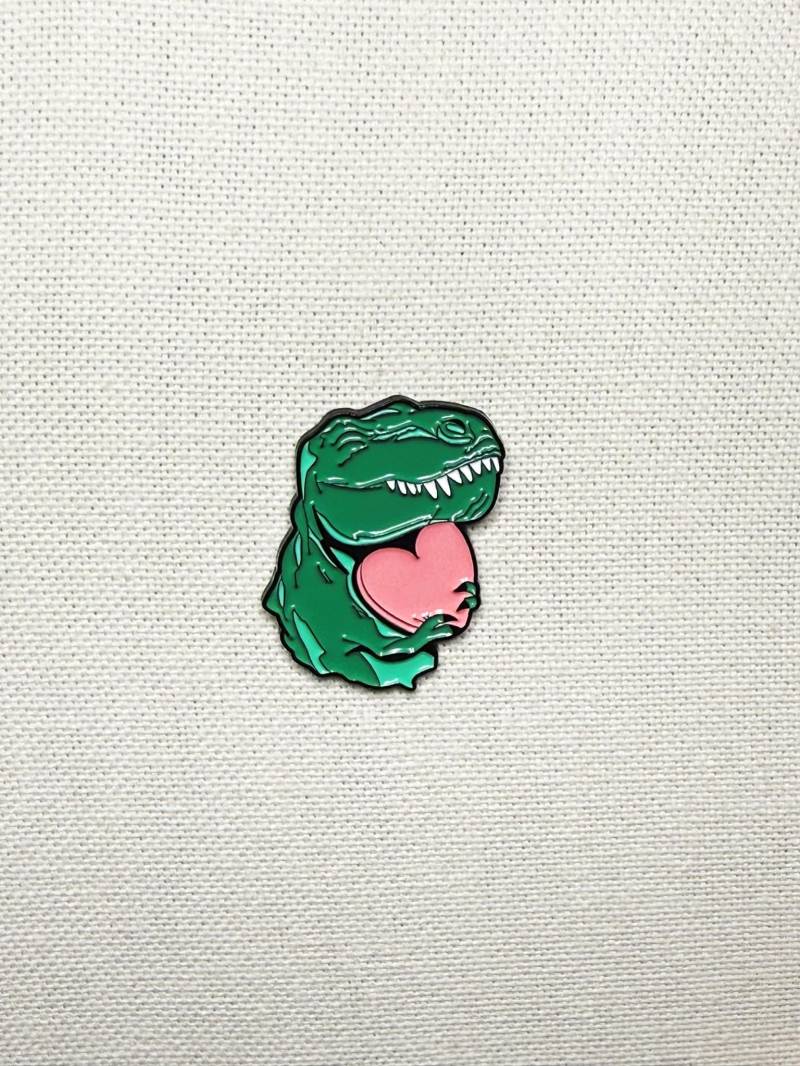Dinosaurier Herz T-Rex Tyrannosaurus Dino Metall Emaille Pin Anstecker Anstecknadel Jacke Tasche Rucksack Abzeichen Accessoire Dinosaurier Herz T-Rex Tyrannosaurus Dino Metall Emaille Pin Anstecker Anstecknadel Jacke Tasche Rucksack Abzeichen Accessoire von CosyIslandLiving