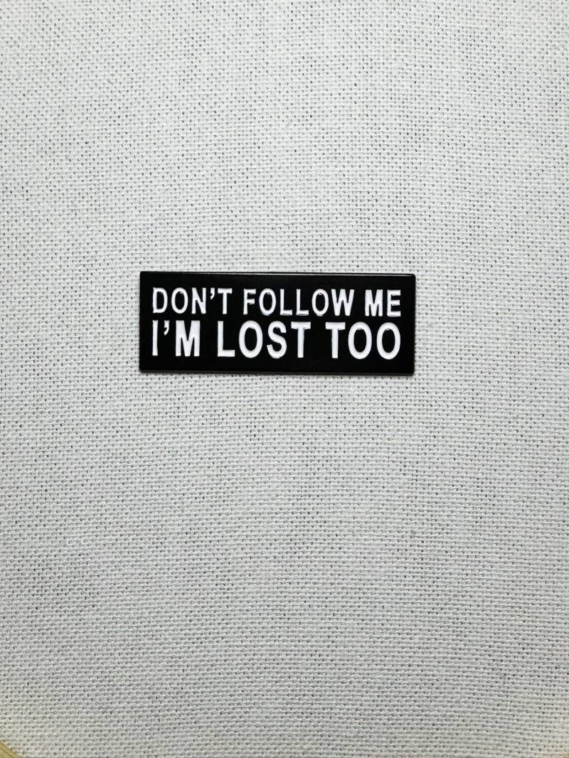 Don't Follow Me I'm Lost Too Metall Emaille Pin Anstecker Spruch Anstecknadel Tasche Rucksack Badge Accessoire von CosyIslandLiving