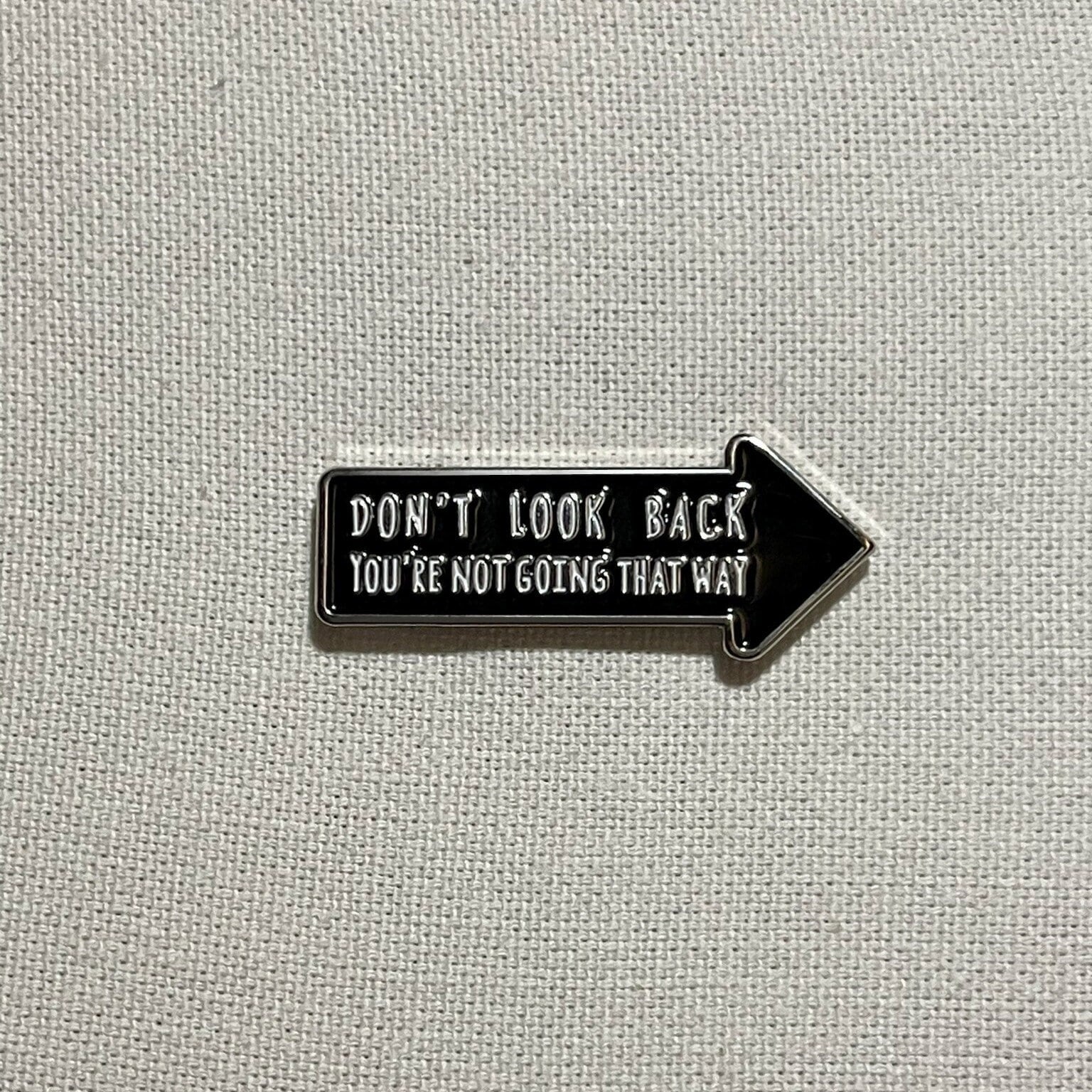 Don't Look Back - You're Not Going That Way Metall Emaille Pin Anstecker Anstecknadel Tasche Rucksack Badge Accessoire Don't Look Back - You're Not Going That Way Metall Emaille Pin Anstecker Anstecknadel Tasche Rucksack Badge Accessoire von CosyIslandLiving