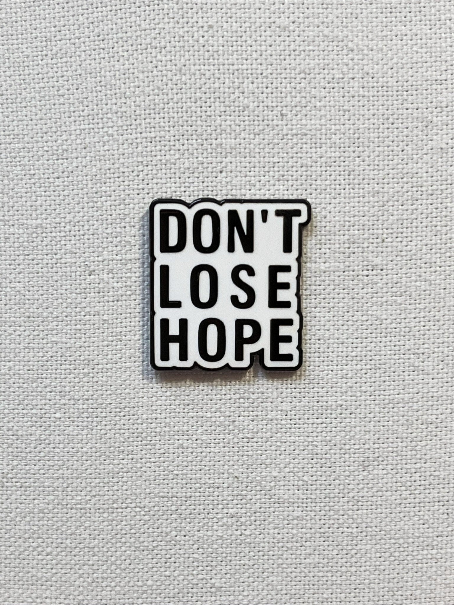 Don't Lose Hope Metall Emaille Pin Anstecker Button Anstecknadel Brosche Tasche Rucksack Abzeichen Accessoire Don't Lose Hope Metall Emaille Pin Anstecker Button Anstecknadel Brosche Tasche Rucksack Abzeichen Accessoire von CosyIslandLiving