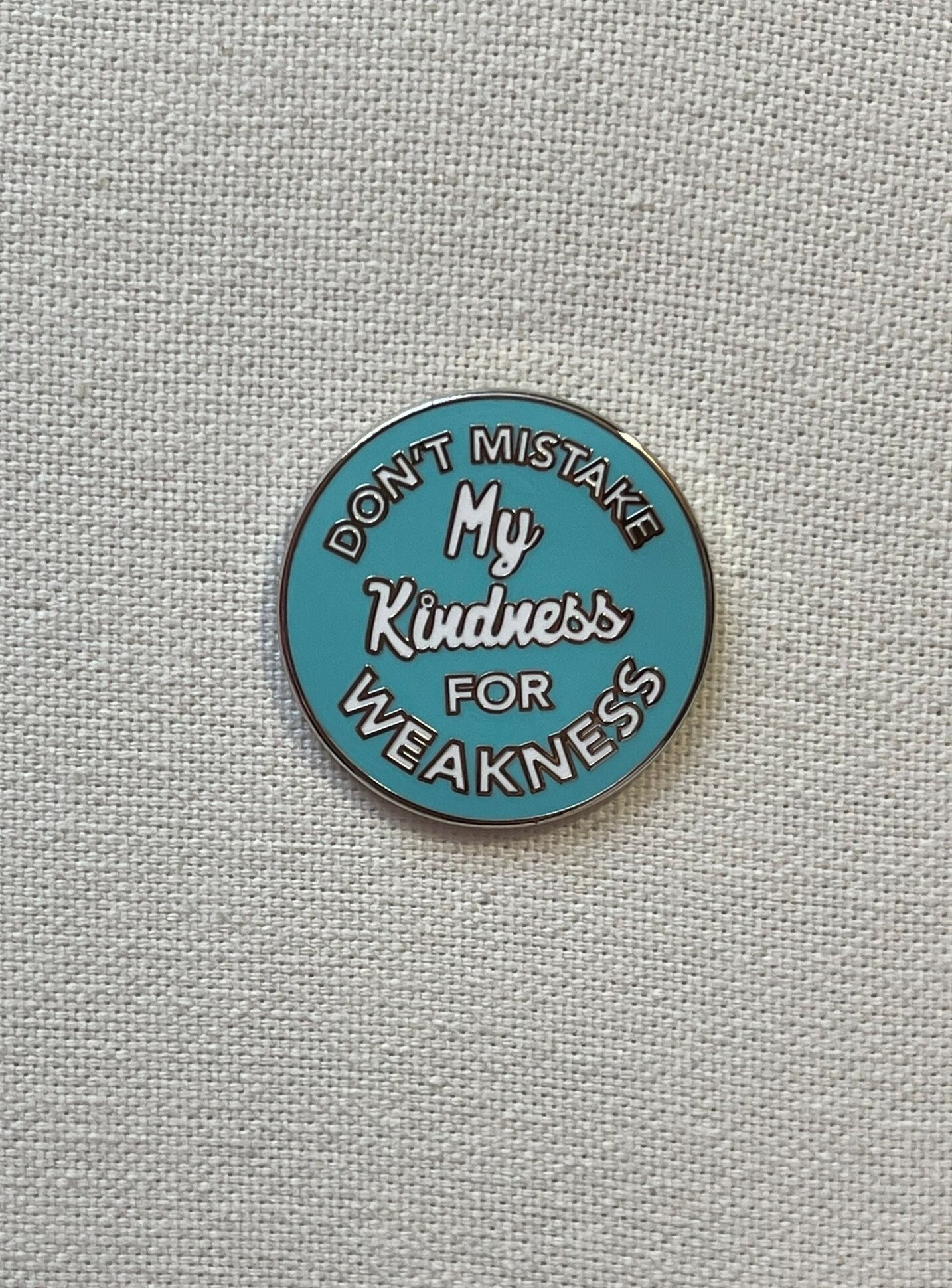 Don't Mistake My Kindness For Weakness Metall Emaille Pin Anstecker Spruch Türkis Silber Anstecknadel Tasche Rucksack Abzeichen Accessoire Don't Mistake My Kindness For Weakness Metall Emaille Pin Anstecker Spruch Türkis Silber Anstecknadel Tasche Rucksack Abzeichen Accessoire von CosyIslandLiving