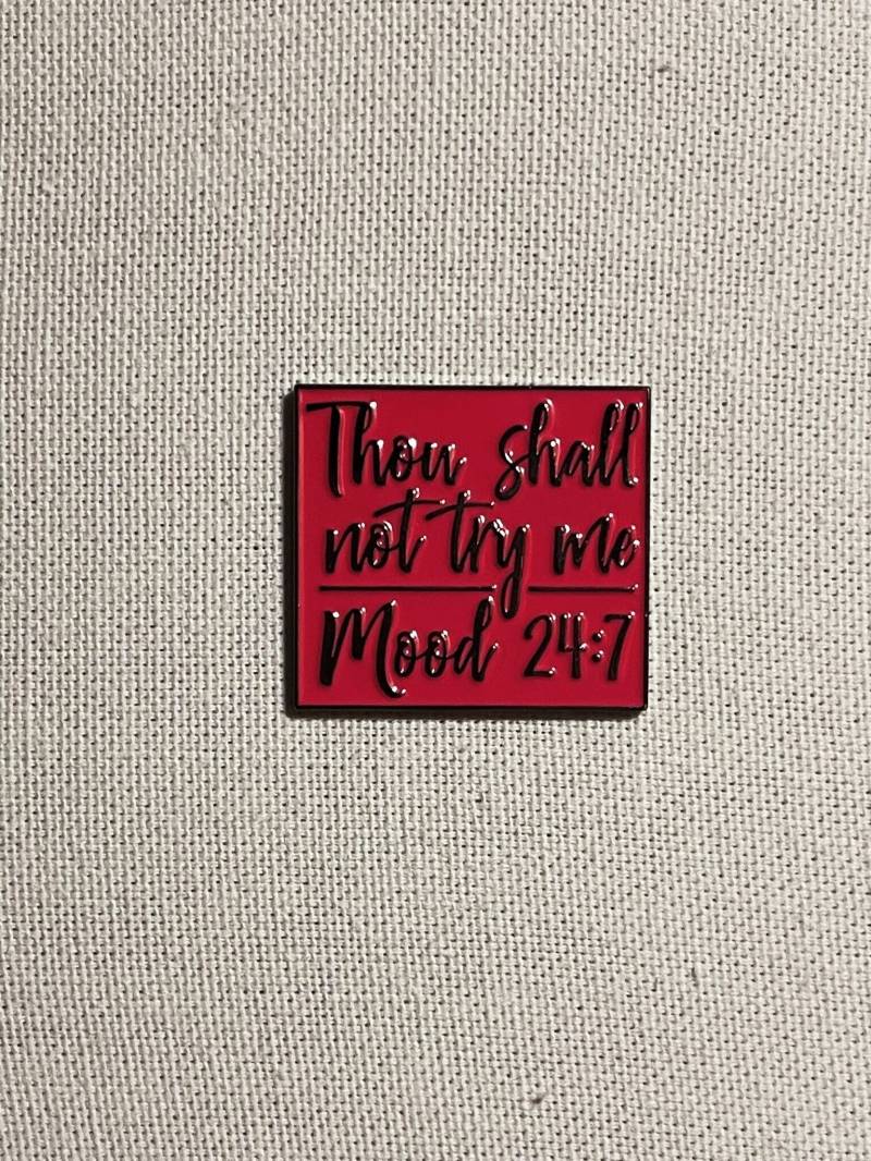 Du Sollst Mich Nicht Versuchen - Mood 247 Metall Emaille Pin Anstecker Warnschild Humor Anstecknadel Tasche Rucksack Abzeichen Accessoire Du Sollst Mich Nicht Versuchen - Mood 247 Metall Emaille Pin Anstecker Warnschild Humor Anstecknadel Tasche Rucksack Abzeichen Accessoire von CosyIslandLiving