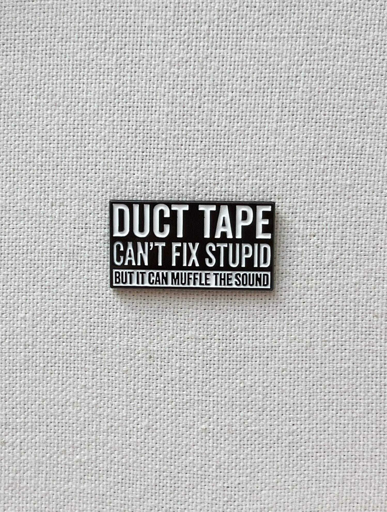 Duct Tape Es Kann Nicht Reparieren Dumm, Aber Der Ton Muffel Metall Emaille Pin Stecker Zubehör Schild Warnung Humor Duct Tape Es Kann Nicht Reparieren Dumm, Aber Der Ton Muffel Metall Emaille Pin Stecker Zubehör Schild Warnung Humor von CosyIslandLiving
