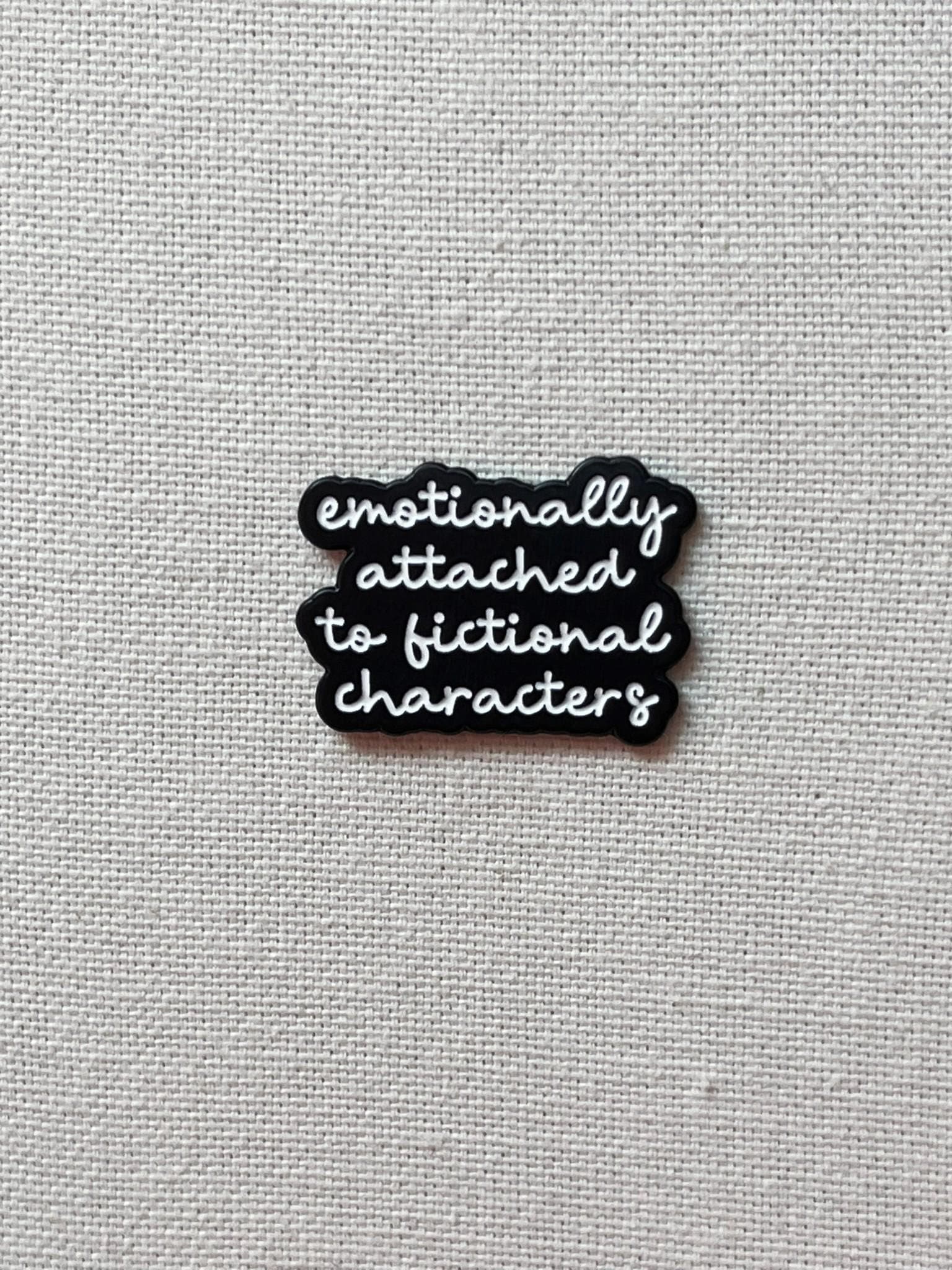 Emotional Verbunden Mit Romanfiguren Metall Emaille Pin Anstecker Ausgestattet Anstecknadel Tasche Rucksack Badge Accessoire Emotional Verbunden Mit Romanfiguren Metall Emaille Pin Anstecker Ausgestattet Anstecknadel Tasche Rucksack Badge Accessoire von CosyIslandLiving