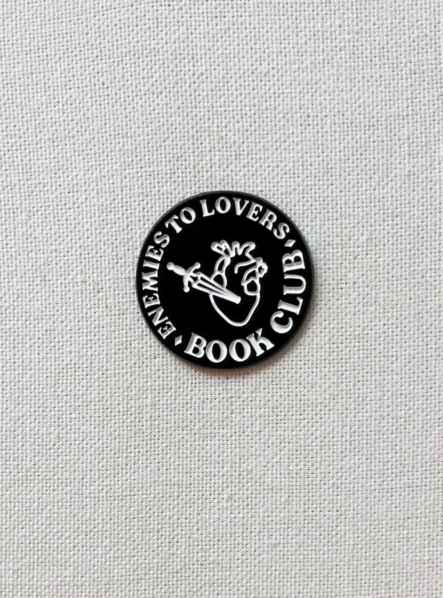 Enemies To Lovers Book Club Metall Emaille Pin Anstecker Ausgestattet Anstecknadel Tasche Rucksack Abzeichen Accessoire Enemies To Lovers Book Club Metall Emaille Pin Anstecker Ausgestattet Anstecknadel Tasche Rucksack Abzeichen Accessoire von CosyIslandLiving