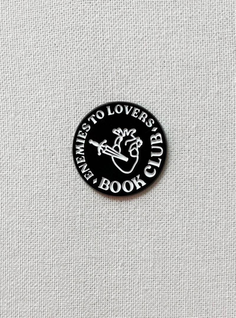 Enemies To Lovers Book Club Metall Emaille Pin Anstecker Ausgestattet Anstecknadel Tasche Rucksack Abzeichen Accessoire von CosyIslandLiving