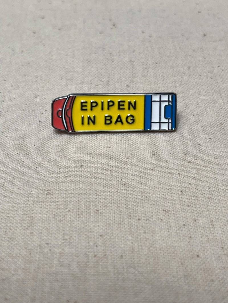 Epipen in Bag Metall Emaille Pin Anstecker Anstecknadel Tasche Rucksack Abzeichen Accessoires Herstellen Epipen in Bag Metall Emaille Pin Anstecker Anstecknadel Tasche Rucksack Abzeichen Accessoires Herstellen von CosyIslandLiving