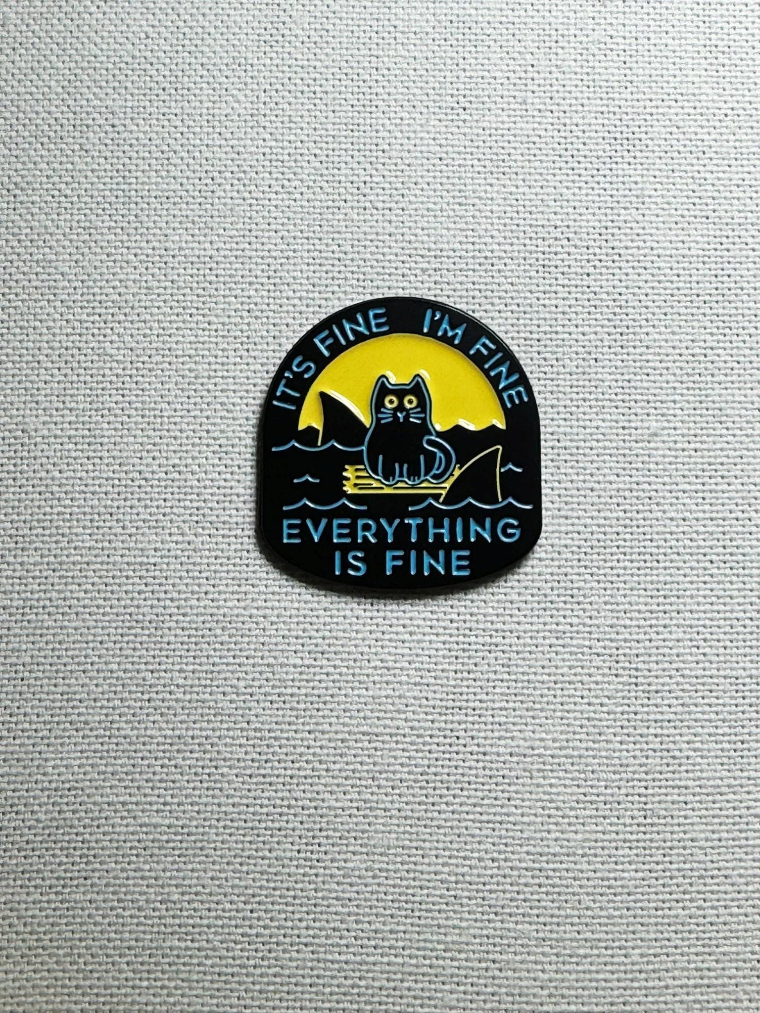 Es Ist in Ordnung. Mir Geht Es Gut. Alles Fein Metall Emaille Pin Anstecker Anstecknadel Tasche Rucksack Accessoire Es Ist in Ordnung. Mir Geht Es Gut. Alles Fein Metall Emaille Pin Anstecker Anstecknadel Tasche Rucksack Accessoire von CosyIslandLiving