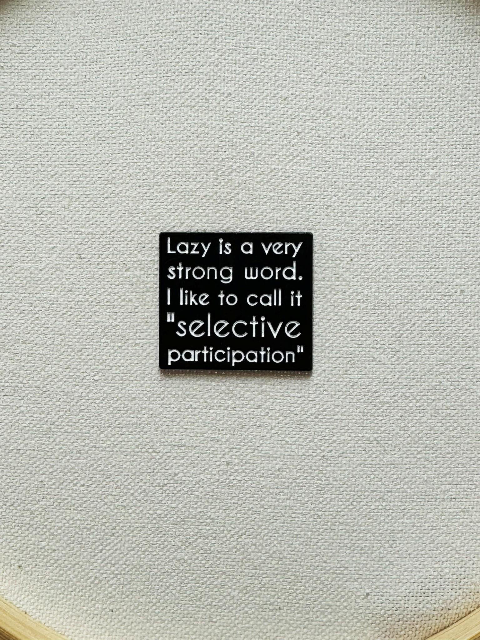 Faul Ist Ein Sehr Starkes Wort. Ich Nenne Es Gerne "Punktuelle Partizipation" Metall Emaille Pin Anstecker Versehen Tasche Jacke Rucksack Badge." Faul Ist Ein Sehr Starkes Wort. Ich Nenne Es Gerne "Punktuelle Partizipation" Metall Emaille Pin Anstecker Versehen Tasche Jacke Rucksack Badge." von CosyIslandLiving