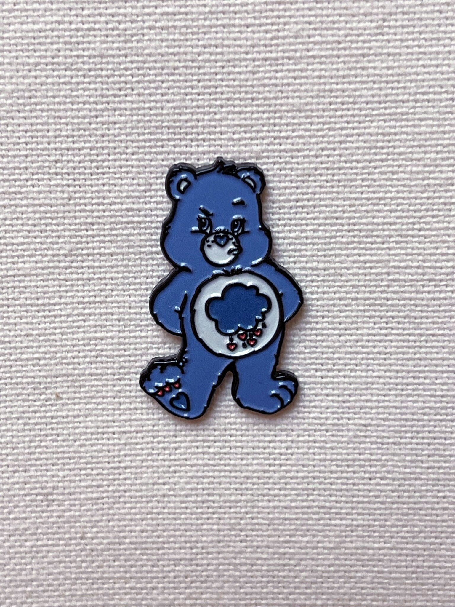 Grumpy Teddy 90's Pin Anstecker Blau Regen Wolke Bär Anstecknadel Tasche Rucksack Abzeichen Accessoire von CosyIslandLiving