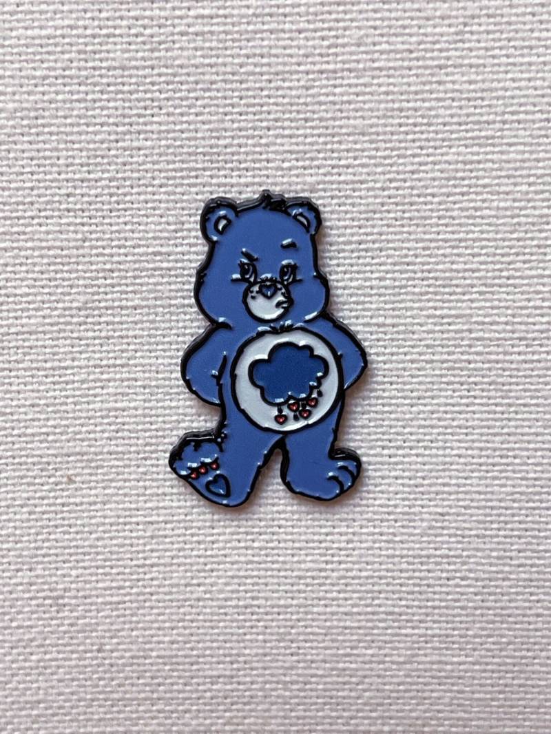 Grumpy Teddy 90's Pin Anstecker Blau Regen Wolke Bär Anstecknadel Tasche Rucksack Abzeichen Accessoire von CosyIslandLiving